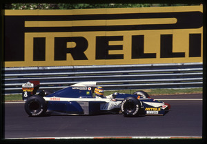 Il pilota Mark Blundell (n.8) su Brabham-Yamaha gommata Pirelli
