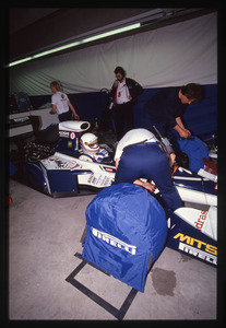 Il pilota Martin Brundle (n.7) ai box Brabham