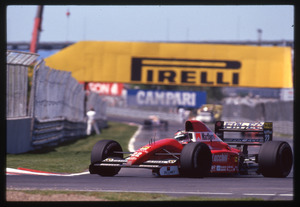 Il pilota J.J. Lehto (n.22) su Dallara-Judd gommata Pirelli