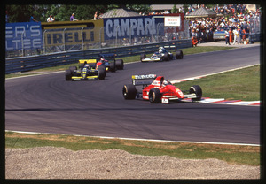 Fasi di gara. In primo piano il pilota J.J. Lehto (n.22) su Dallara-Judd gommata Pirelli