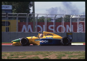 Il pilota Nelson Piquet (n. 20) su Benetton-Ford gommata Pirelli