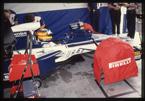 Il pilota Martin Blundell (n.7) ai box Brabham