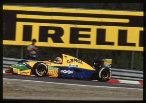 Il pilota Roberto Moreno (n.19) su Benetton-Ford gommata Pirelli
