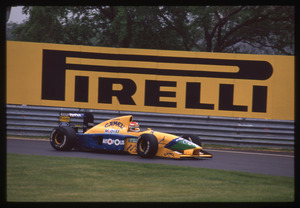Il pilota Nelson Piquet (n.20) su Benetton-Ford gommata Pirelli