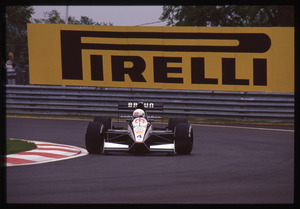 Il pilota Stefano Modena (n.4) su Tyrell-Honda