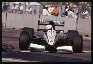 Il pilota Stefano Modena (n.4) su Tyrell-Honda