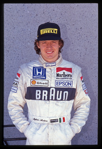 Il pilota Stefano Modena (n.4) della Tyrell-Honda