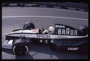 Il pilota Stefano Modena (n.4) su Tyrrell-Honda gommata Pirelli