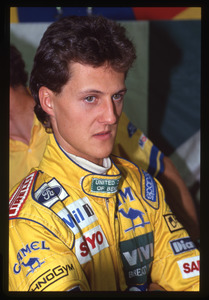 Il pilota Michael Schumacher (n.19) della Benetton-Ford