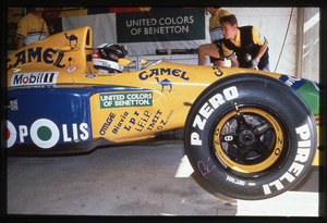 Il pilota Michael Schumacher (n.19) ai box Benetton