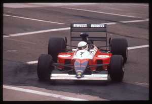 Il pilota Martin Brundle (n.7) su Brabham-Yamaha gommata Pirelli