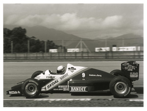 Il pilota Manfred Winkelhock (n.9) su RAM-Ford