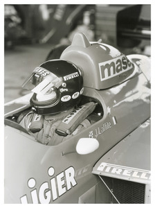 Il pilota Jacques Laffite (n.25) su Ligier-Renault