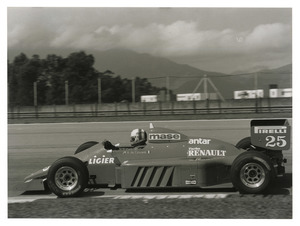 Il pilota Andrea De Cesaris su Ligier-Renault gommata Pirelli