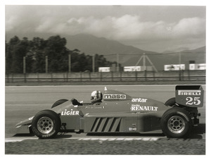 Il pilota Andrea De Cesaris su Ligier-Renault gommata Pirelli