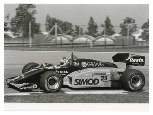 Il pilota Pierluigi Minardi (n. 29) su Minardi-Ford gommata Pirelli