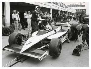 Il pilota Nelson Piquet (n.7) ai box Brabham. Si riconoscono l'ing. Mario Mezzanotte, della Pirelli e Gordon Murray, progettista Brabham