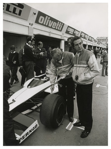 Tecnici Pirelli (Reina, Turchetti) ai box Brabham