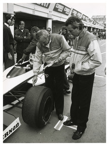 Tecnici Pirelli (Reina, Turchetti) ai box Brabham