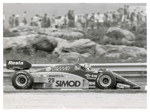 Il pilota Pierluigi Martini (n. 29) su Minardi-Ford gommata Pirelli