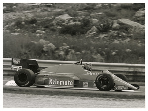 Il pilota Piercarlo Ghinzani (n. 24) su Osella-Alfa Romeo gommata Pirelli