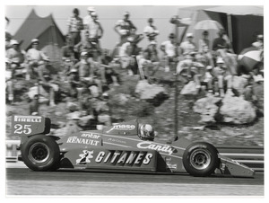 Il pilota Andrea De Cesaris (n. 25) su Ligier-Renault gommata Pirelli