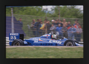 Il pilota Andrea De Cesaris (n.25) su Ligier-Renault gommata Pirelli