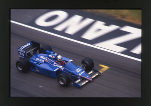 Il pilota Andrea De Cesaris (n.25) su Ligier-Renault gommata Pirelli