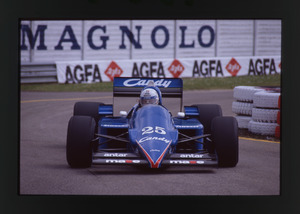 Il pilota Jacques Laffite (n.26) su Ligier-Renault gommata Pirelli