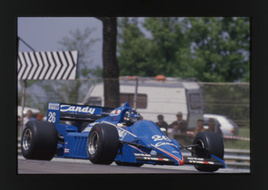Il pilota Jacques Laffite (n.26) su Ligier-Renault gommata Pirelli