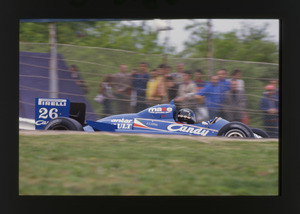 Il pilota Jacques Laffite (n.26) su Ligier-Renault gommata Pirelli