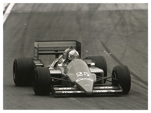 Il pilota Andrea De Cesaris (n. 25) su Ligier-Renault gommata Pirelli