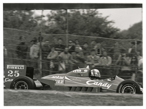 Il pilota Andrea De Cesaris (n. 25) su Ligier-Renault gommata Pirelli