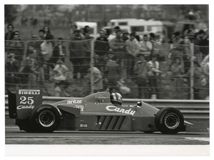 Il pilota Andrea De Cesaris (n. 25) su Ligier-Renault gommata Pirelli
