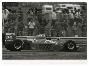Il pilota Jacques Laffite (n. 26) su Ligier-Renault gommata Pirelli