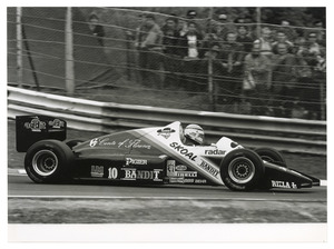 Il pilota Philippe Alliot (n. 10) su RAM-Hart gommata Pirelli