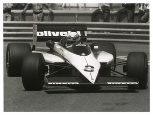 Il pilota Fran&ccedil;ois Hesnault (n. 8) su Brabham-BMW gommata Pirelli