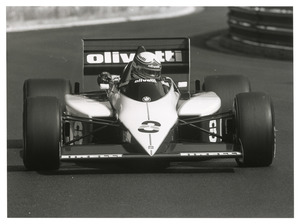 Il pilota Fran&ccedil;ois Hesnault (n. 8) su Brabham-BMW gommata Pirelli