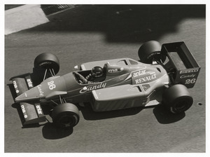 Il pilota Jacques Laffite (n. 26) su Ligier-Renault gommata Pirelli