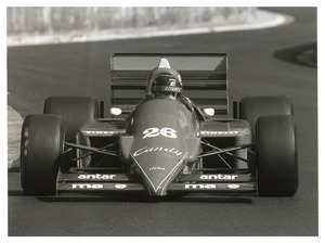 Il pilota Jacques Laffite (n. 26) su Ligier-Renault gommata Pirelli