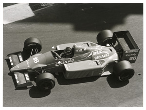 Il pilota Jacques Laffite (n. 26) su Ligier-Renault gommata Pirelli