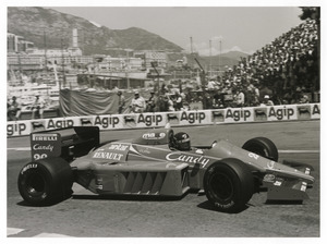 Il pilota Jacques Laffite (n. 26) su Ligier-Renault gommata Pirelli