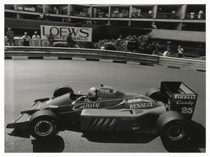 Il pilota Andrea De Cesaris (n. 25) su Ligier-Renault gommata Pirelli