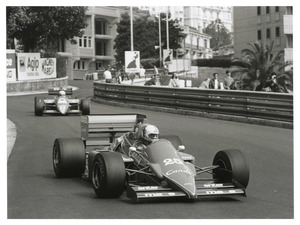 Il pilota Andrea De Cesaris (n. 25) su Ligier-Renault gommata Pirelli