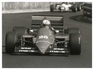 Il pilota Andrea De Cesaris (n. 25) su Ligier-Renault gommata Pirelli