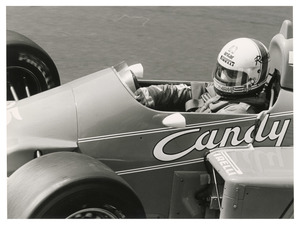 Il pilota Andrea De Cesaris (n. 25) su Ligier-Renault gommata Pirelli