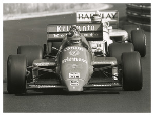 Il pilota Piercarlo Ghinzani (n. 24) su Osella-Alfa Romeo gommata Pirelli