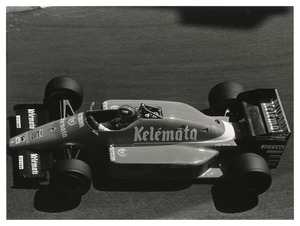 Il pilota Piercarlo Ghinzani (n. 24) su Osella-Alfa Romeo gommata Pirelli