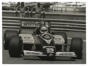 Il pilota Pierluigi Martini (n. 29) su Minardi-Motori Moderni gommata Pirelli
