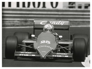 Il pilota Andrea De Cesaris (n. 25) su Ligier Renault gommata Pirelli